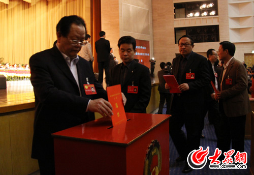 ���f(xi��)ί�TͶƱ