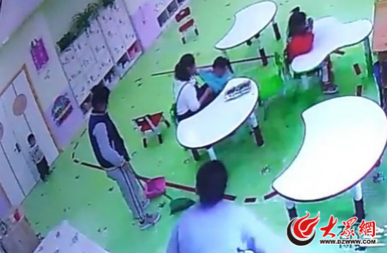 監(jiān)控畫面顯示該幼師推搡孩子并強(qiáng)行給孩子塞飯_meitu_2.jpg
