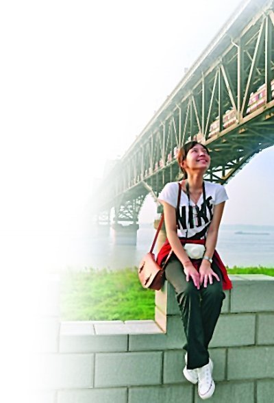 23歲女白領(lǐng)因胃潰瘍?nèi)ナ?生前微博稱忍疼加班