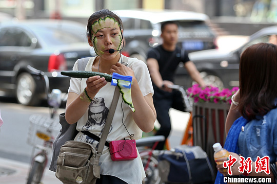 5��20�գ�ɽ��̫ԭ���^��һ��Ů�����S��Ƭ��Ę���H��ʾ�������N����Ĥ�������������˲���Ů��͵��P(gu��n)ע��������l(f��) �信�� �z