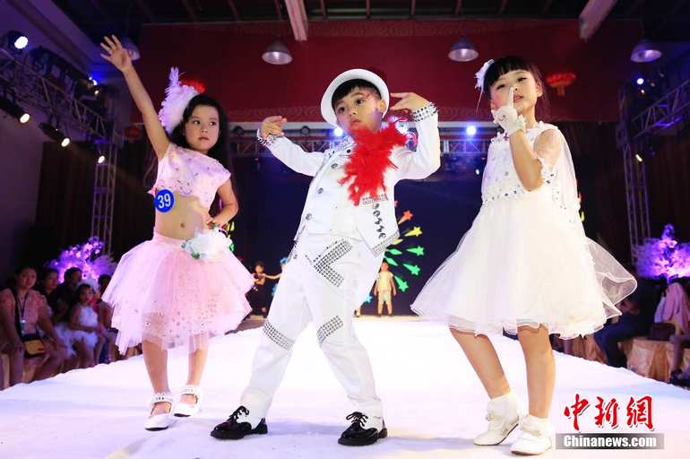 8��21����2014���H�ك�ģ�ش�ِ���Qِ�ڱ���������������ِ�֞錚���M����ͯ�M������M����ِ�x�ֵ����g��3�q��15�q���F(xi��n)����Сģ�؂�����T�_(t��i)��չ�F(xi��n)ͯ���ʵĲ�ˇ���¸ұ��_(d��)�Լ��ĕr(sh��)�Љ�(m��ng)����