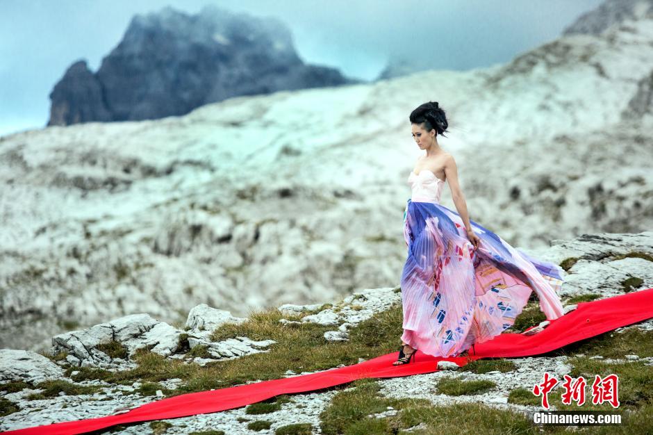 �V���l(w��i)ҕ����ģ֮·�_��ģ�ؠ�(zh��ng)��ِ������������������⾰����(d��ng)��ֱ���C(j��)����ģ�ؿս�������˹ɽ����Ҫ�������_̤12���׸ߵĸ߸�Ь������(zh��n)����2680�ב���߅��O(sh��)50���L(zh��ng)�t̺�������΄�(w��)��