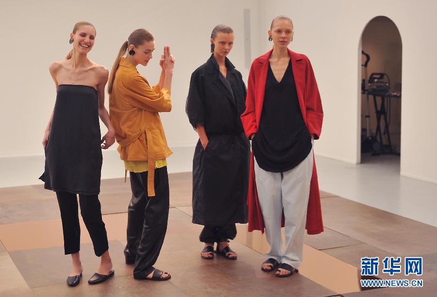 9��24�գ�ģ���ڰ���r�b��չʾNEHERAƷ������ϵ�з��b��Ʒ����(d��ng)�գ�����9���2015���İ���r�b���M(j��n)��ڶ�����