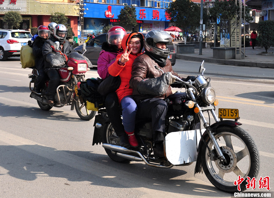 1��19�գ����l(xi��ng)�r(n��ng)���TĦ��܇����ڽ���ʡ���d��·����2014�괺�\�ԁ�������ʡ���d�й�·��ÿ����1000���v���Σ��r(n��ng)�񹤵�Ħ��܇;��(j��ng)�@�ﷵ�l(xi��ng)����(j��)�˽������d���r(n��ng)�񹤏Ľ�����TĦ��܇�����M�|���ıؽ�(j��ng)֮·�����ػ� �z