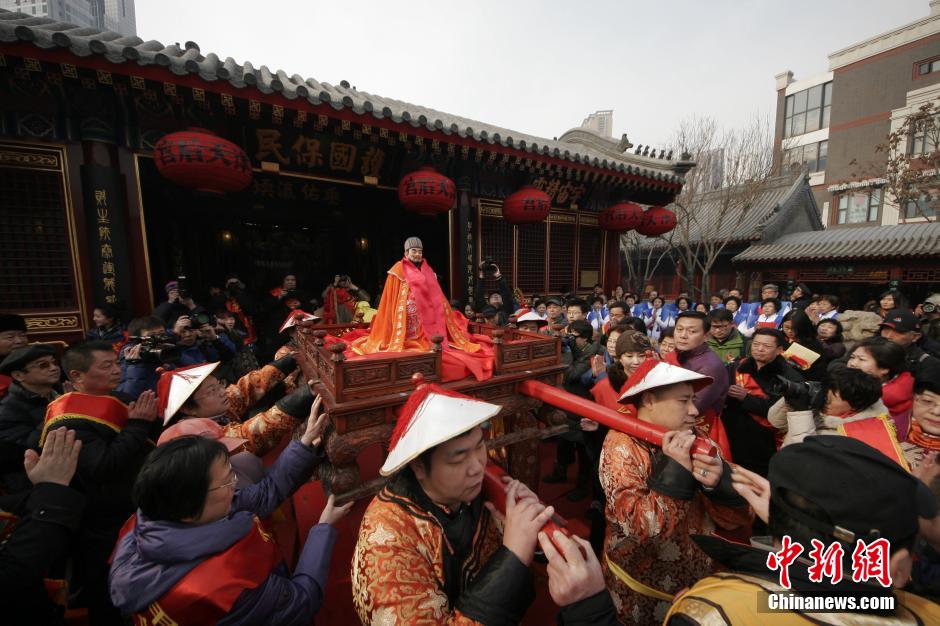 1��23�գ��Ї��r(n��ng)�v�D�¶�ʮ�������g�^֮��С�ꡱ�����P(y��ng)���A���y(t��ng)�Ļ���չ�F(xi��n)���ҷ����|(zh��)�Ļ��z�a(ch��n)����(d��ng)����������m�e�м����괺�����xʽ�����x��ؽo���˂����n�����������L(f��ng)�{(di��o)��혣�����S����