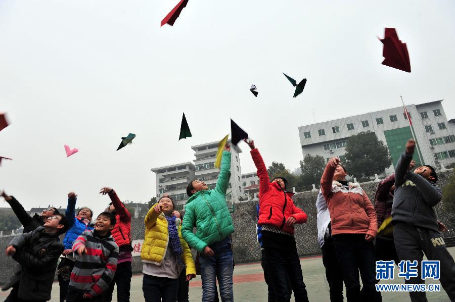 2��16��������ʡ���w�h��С�W(xu��)�_(k��i)�W(xu��)�ĵ�һ�죬���w�h��(sh��)�(y��n)�ЌW(xu��)�W(xu��)�����Լ��W(xu��)�ڵ�ף����ϣ����(xi��)�������ɫ�ļ��w�C(j��)�����S����ա����A��l(f��)�����x�� �z��