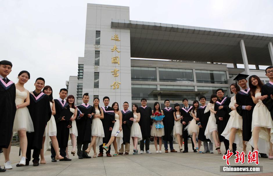 4��22�������մ�W(xu��)�����W(xu��)Ժ�������I(y��)�ČW(xu��)����?c��)�У�@�ﴩ�ϻ鼆С�Y���Ĕz��(g��)�Ԯ��I(y��)��������