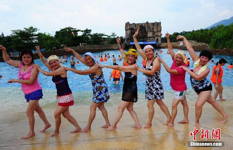 6��29�����������ף�һȺ�Ї����ڏV�|ɭ��������ˮ�ȵ���Ӿ��߅�����V�����������˱����ο͵��۹���������l(f��) ������ �z