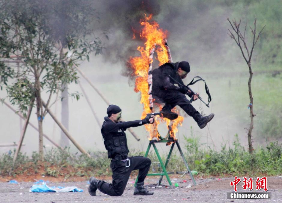 7��2�����磬�����_���и��ع����ؾ����侯��߅���������Ȇ�λ�Ľ�600�������־�Ӣ�����_�����S�r�^(q��)���Ӗ(x��n)���������e���_���й����C(j��)�P(gu��n)������3̖�� ���ַ�����̎ͻ�S��(w��n)�R��(b��o)�ݾ���