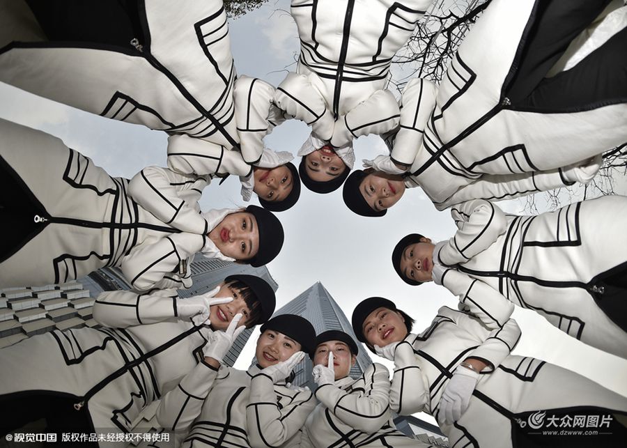 1��7�ĸ���������Ư�������������׵������������İ�ɫ��β����С�ɵĺ�ɫؐ��ñ�����µ��w�Ċy�ݡ���һ�펛���³��Ĵ����������Ԍ��I(y��)��ָ�]�ք���ʹ��ĳ�V����Ů�ӌ�(d��o)܇�(du��)�(du��)�T���ɞ����Lɳ���^��һ���n���L(f��ng)����