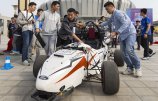 大學(xué)生造無(wú)人駕駛賽車出征汽車大賽.jpg